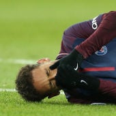 Neymar, dolorido en el suelo