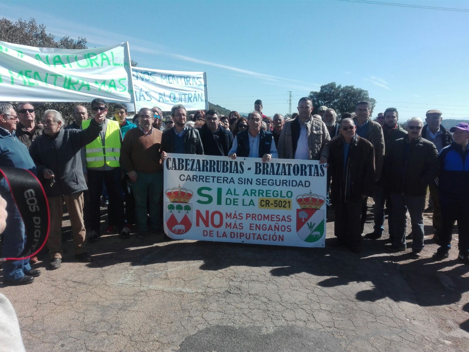 Cortan la carretera entre Brazatortas y Cabezarrubias y piden a la Diputación que la arregle Cortan la carretera entre Brazatortas y Cabezarrubias y piden a la Diputación que la arregle