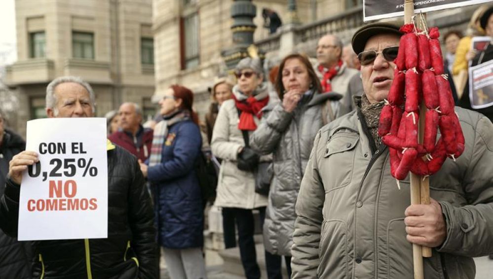 Jubilados se concentran en Bilbao para protestar por las pensiones