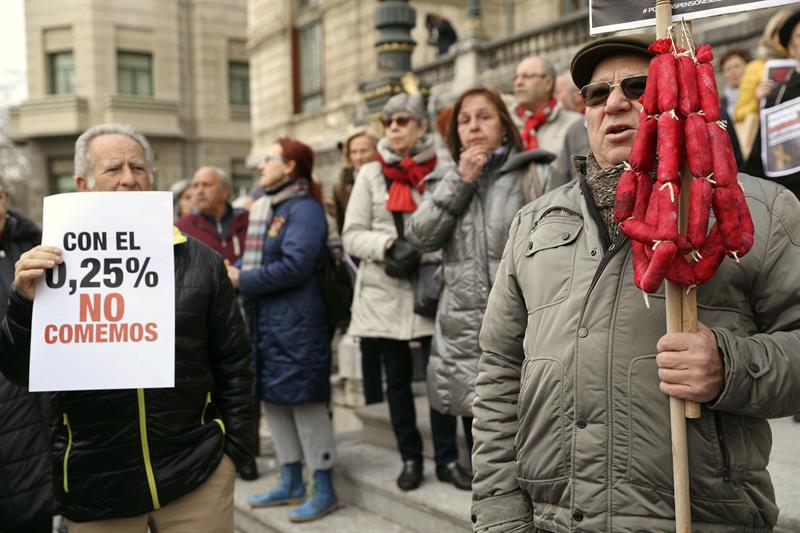 Miles de pensionistas protestan en Bilbao contra la subida del 0,25% y piden "pensiones dignas" Miles de pensionistas protestan en Bilbao contra la subida del 0,25% y piden "pensiones dignas"