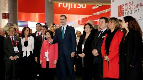 El Rey Felipe VI inaugura el Mobile World Congress acompa&ntilde;ado de Soraya S&aacute;enz de Santamar&iacute;a y Ada Colau