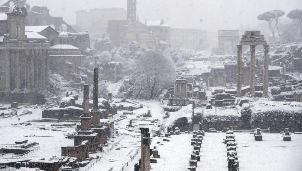 El Fori Imperiali completamente nevado, con el Coliseo al fondo (Roma)