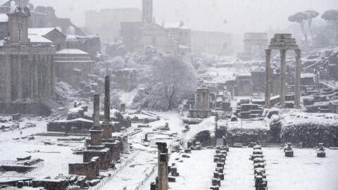 El Fori Imperiali completamente nevado, con el Coliseo al fondo (Roma)
