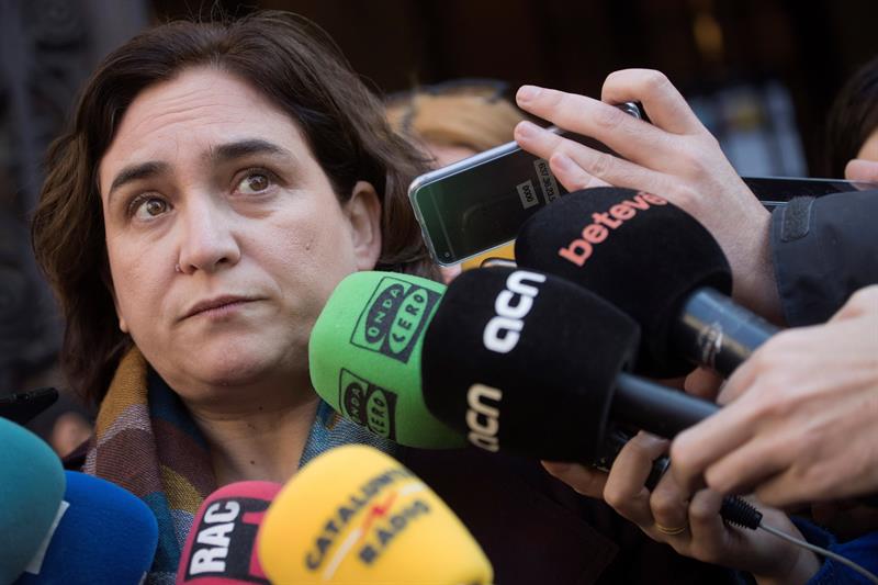 Colau dijo al Rey en la cena del Mobile World Congress que la Constitución se puede defender "con más empatía" Colau dijo al Rey en la cena del Mobile World Congress que la Constitución se puede defender "con más empatía"