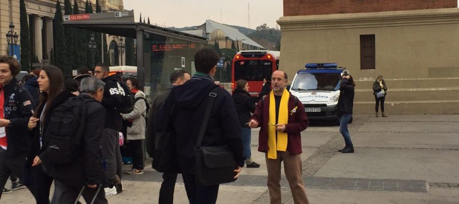 La ANC reparte lazos amarillos a la entrada del MWC La ANC reparte lazos amarillos a la entrada del MWC