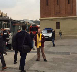 La ANC reparte lazos amarillos a la entrada del MWC La ANC reparte lazos amarillos a la entrada del MWC