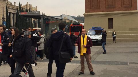 La ANC reparte lazos amarillos a la entrada del MWC