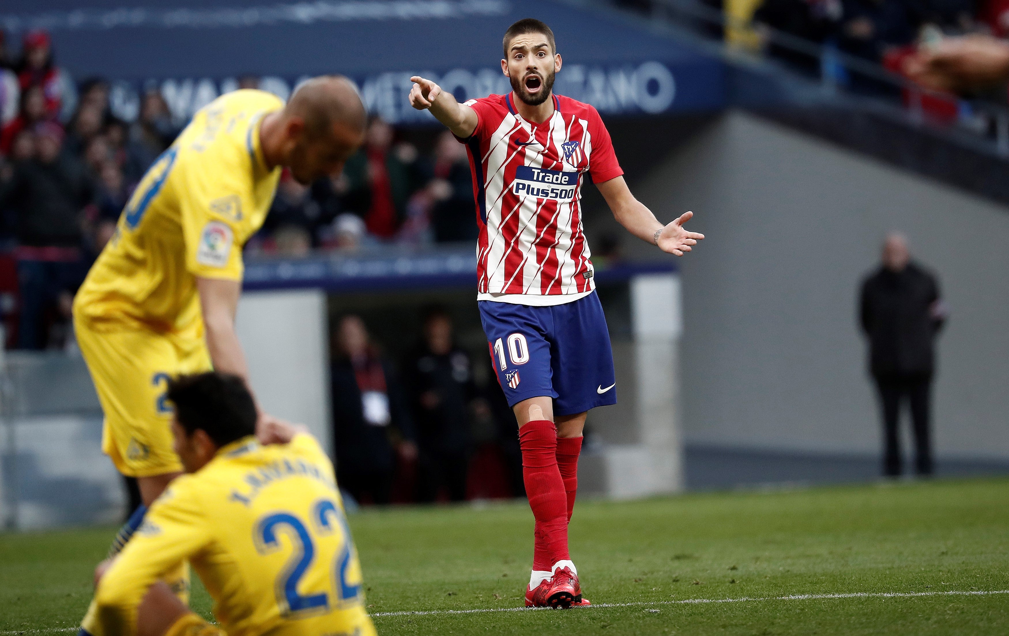Carrasco y Gaitán se despiden de sus compañeros en el entrenamiento del Atlético de Madrid Carrasco y Gaitán se despiden de sus compañeros en el entrenamiento del Atlético de Madrid