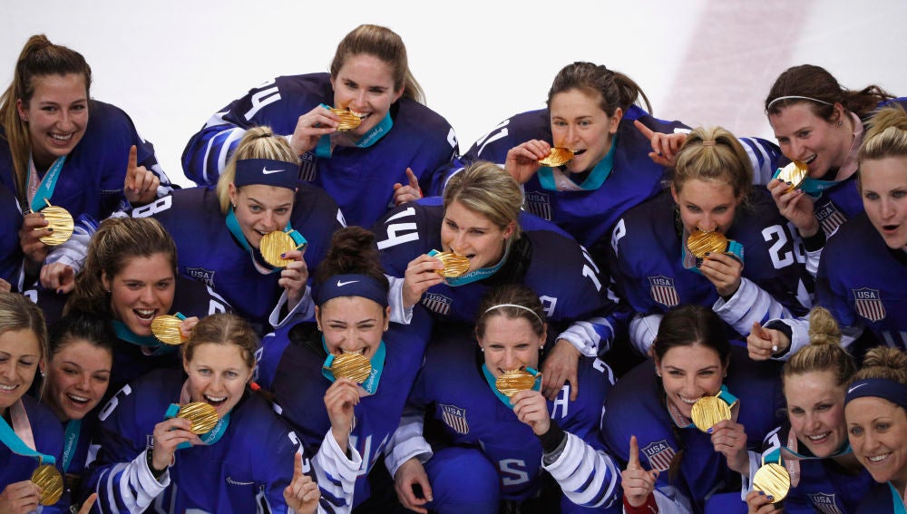 El equipo femenino de hockey hielo celebra el oro conseguido en Pyeongchang