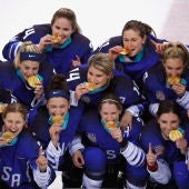 El equipo femenino de hockey hielo celebra el oro conseguido en Pyeongchang
