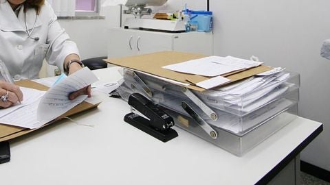 Una pediatra en consulta
