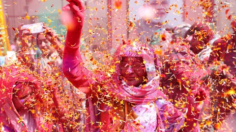 Holi, el festival del color en la India (27-02-2018) Una multitud participa en la celebración del Holi en Uttar Pradesh (India)