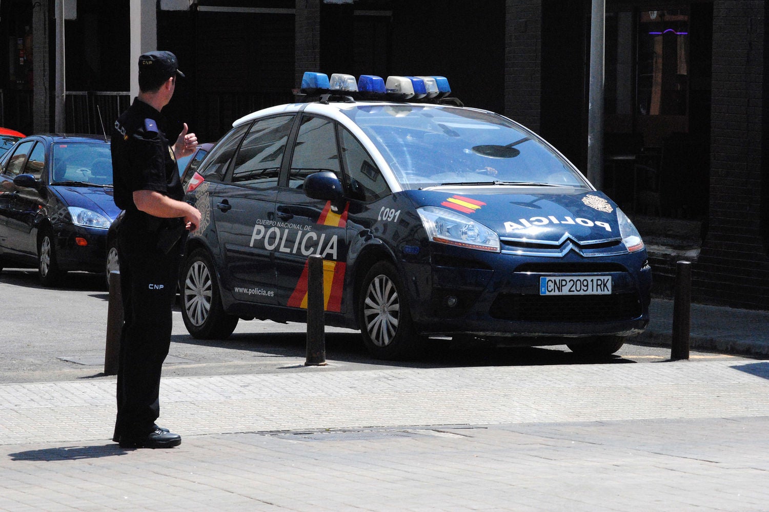 Detenidos unos padres y su niñera por quemar con una plancha a su hija de seis años Detenidos unos padres y su niñera por quemar con una plancha a su hija de seis años