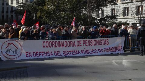 Miles de jubilados, durante la manifestaci&oacute;n la pasada semana en Madrid