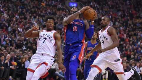 Ibaka y Lowry intentan detener a Drummond