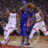 Ibaka y Lowry intentan detener a Drummond Ibaka y Lowry intentan detener a Drummond