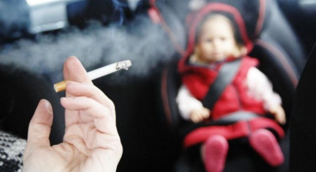 Cataluña prohibirá fumar dentro de los coches y en estadios al aire libre Cataluña prohibirá fumar dentro de los coches y en estadios al aire libre