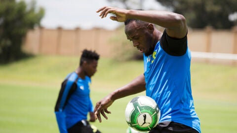 Bolt, jugando al f&uacute;tbol