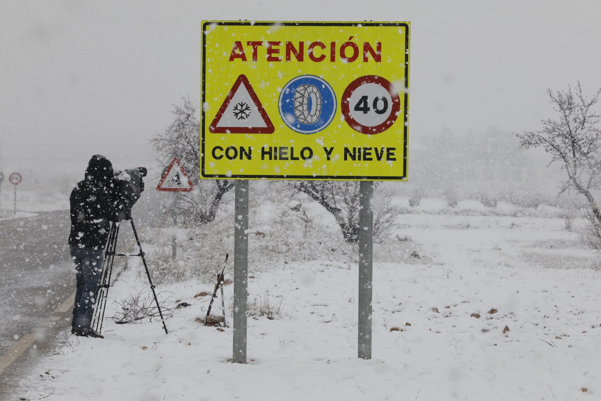 Tres muertos, más de 300 carreteras afectadas y vuelos cancelados por el temporal Tres muertos, más de 300 carreteras afectadas y vuelos cancelados por el temporal