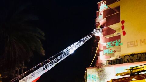 Bomberos sofocando el incendio en el viejo hotel Rocas Blancas de Santa Pola