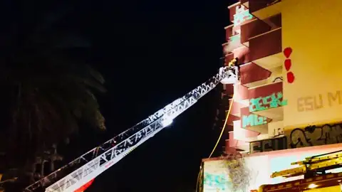 Bomberos sofocando el incendio en el viejo hotel Rocas Blancas de Santa Pola Bomberos sofocando el incendio en el viejo hotel Rocas Blancas de Santa Pola