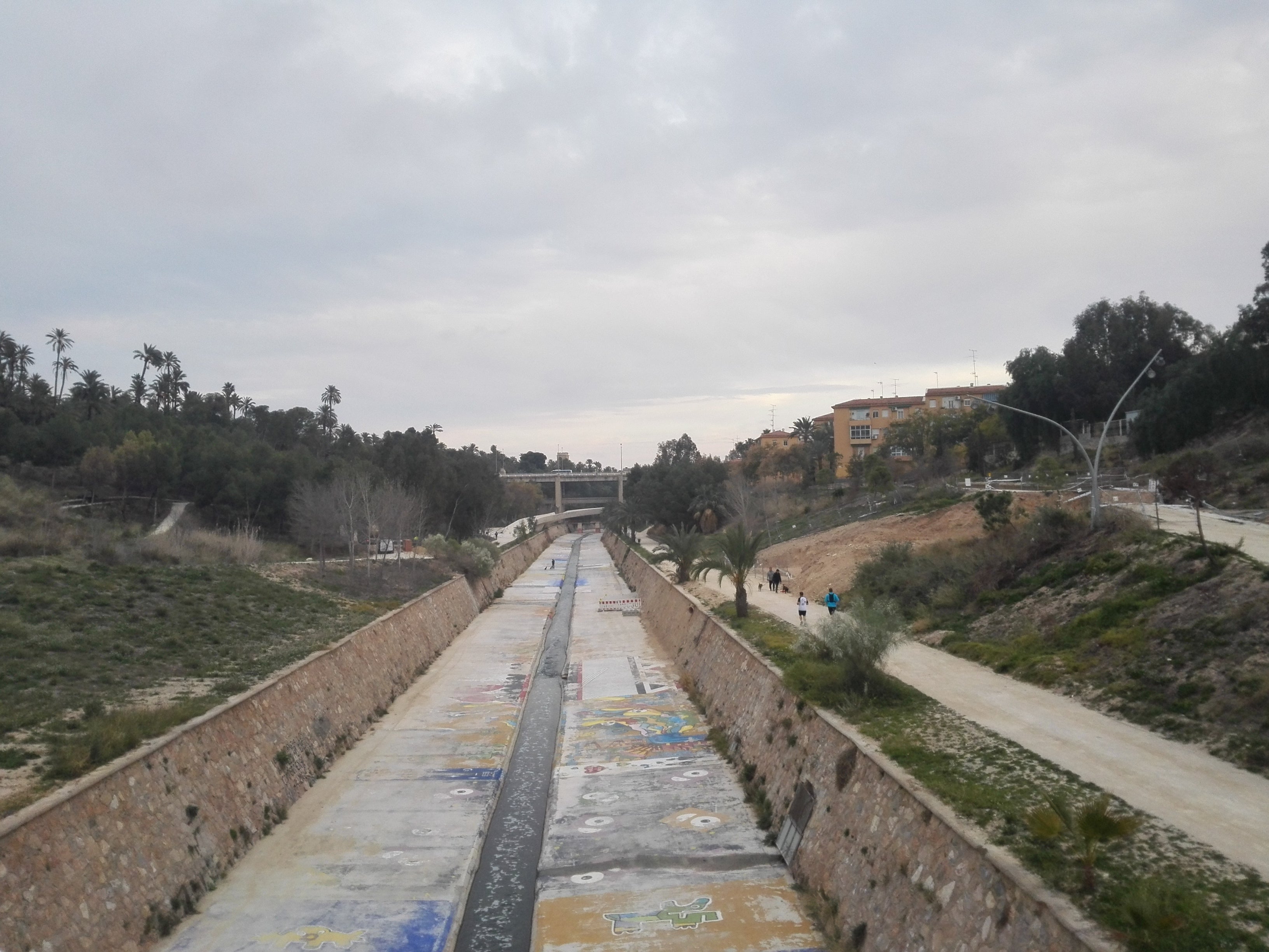 La mejora de la ladera del río en Elche avanza con la creación de un muro de mampostería La mejora de la ladera del río en Elche avanza con la creación de un muro de mampostería