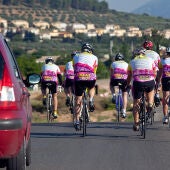 Grupo-ciclistas-adelantamiento.jpg