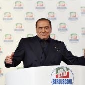 Silvio Berlusconi en un acto de campaña