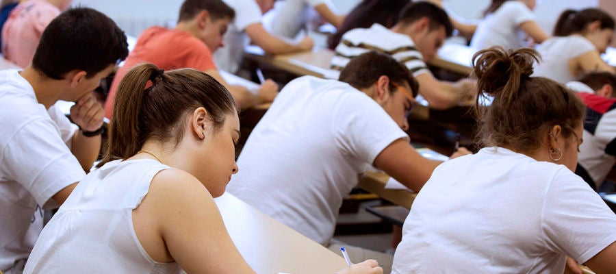Un grupo de estudiantes universitarios durante un examen Un grupo de estudiantes universitarios durante un examen