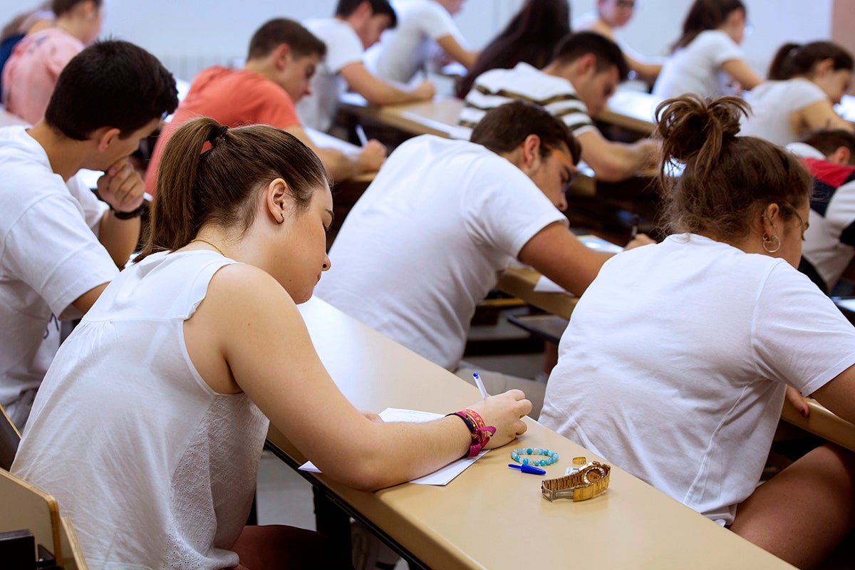 Educación baja a 5 la nota mínima para optar a una beca universitaria Educación baja a 5 la nota mínima para optar a una beca universitaria