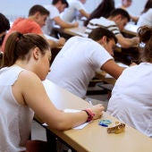 Un grupo de estudiantes universitarios durante un examen