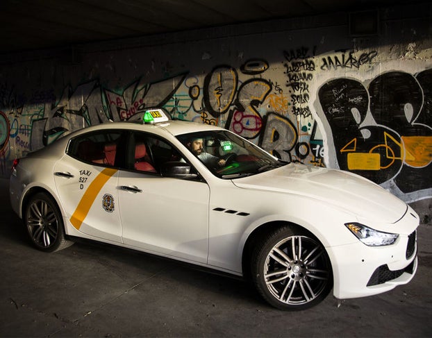 Arde el taxi Masetari que estaba aparcado en Sevilla Este Arde el taxi Masetari que estaba aparcado en Sevilla Este