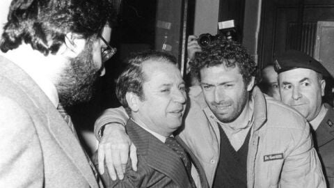 'Quini', con el expresidente del Bar&ccedil;a Josep Lluis N&uacute;&ntilde;ez, tras ser liberado de su secuestro