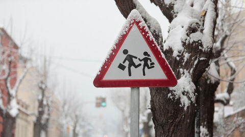 Una se&ntilde;al cubierta de nieve en Barcelona