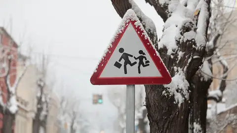 Una señal cubierta de nieve en Barcelona Una señal cubierta de nieve en Barcelona