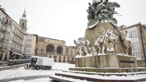 M&aacute;quina quitanieves limpiando la plaza de la Virgen Blanca de Vitoria