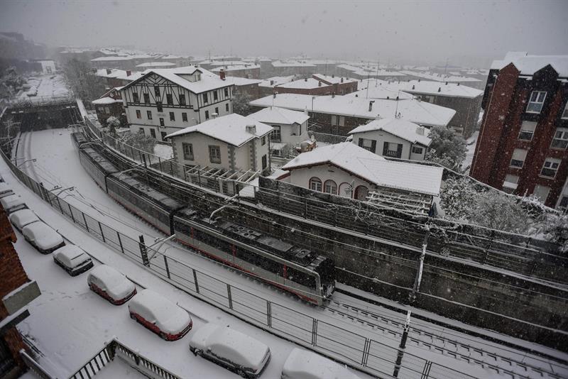 Muere un hombre de 65 años al resbalarse con la nieve en una calle de Galdakao Muere un hombre de 65 años al resbalarse con la nieve en una calle de Galdakao