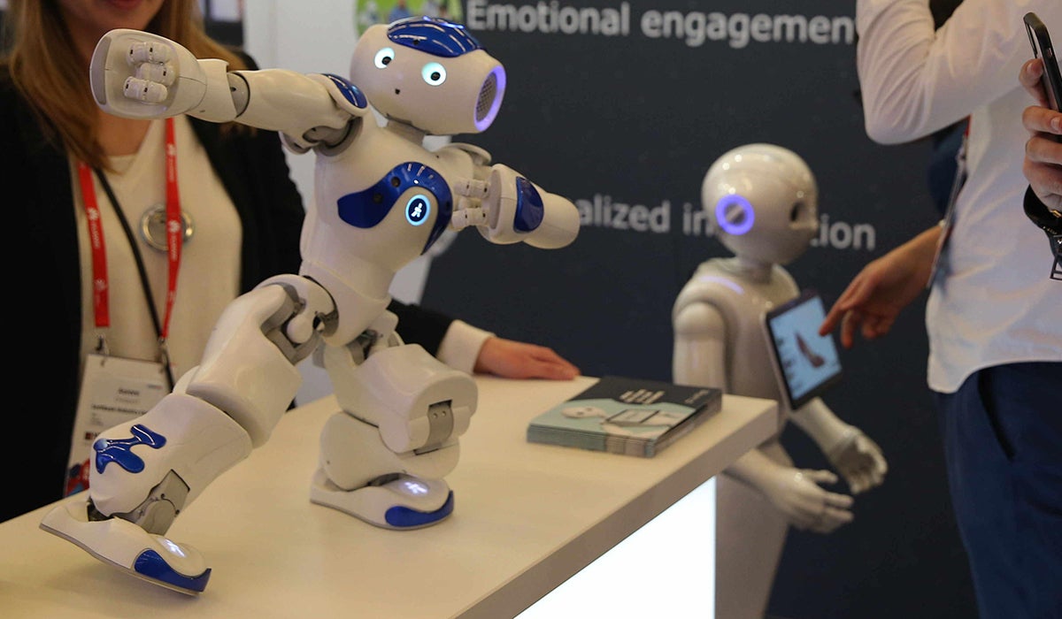 Charlan, vigilan la casa y ayudan con los deberes: así son los robots que han enamorado al MWC 2018 Charlan, vigilan la casa y ayudan con los deberes: así son los robots que han enamorado al MWC 2018