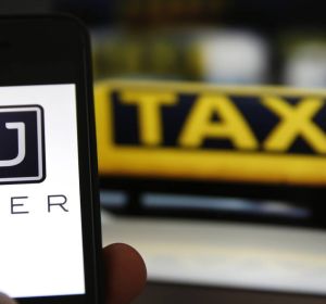 Imagen de Uber y un taxi Imagen de Uber y un taxi