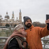 Una pareja se fotografía con la Basílica del Pilar de fondo