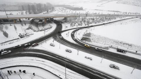 Aspecto que presenta la PA-30 en Mendillorri tras la intensa nevada que ha ca&iacute;do esta madrugada en la capital navarra