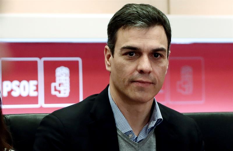 Sánchez exige a Rajoy que presente ya los Presupuestos y que convoque elecciones si no tiene mayoría para aprobarlos Sánchez exige a Rajoy que presente ya los Presupuestos y que convoque elecciones si no tiene mayoría para aprobarlos