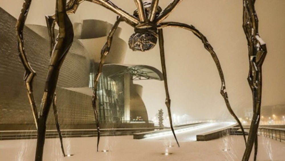 La escultura 'Mamá', del Museo Guggenheim de Bilbao cubierta de nieve