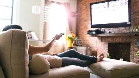 Una persona viendo la tele