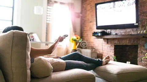 Una persona viendo la tele Una persona viendo la tele