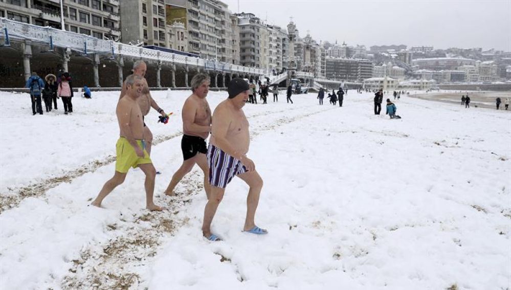 Unos bañistas se disponen a bañarse en la Playa de la Concha en San Sebastián
