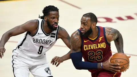 LeBron James intenta zafarse de DeMarre Carroll LeBron James intenta zafarse de DeMarre Carroll