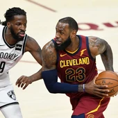 LeBron James intenta zafarse de DeMarre Carroll LeBron James intenta zafarse de DeMarre Carroll