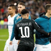 Neymar saluda a Cristiano Ronaldo antes del Real Madrid - PSG