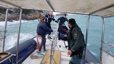 Varias patrullas de la Guardia Civil y de la Polic&iacute;a de Calvi&agrave; se han desplegado a lo largo de la costa de Santa Pon&ccedil;a.